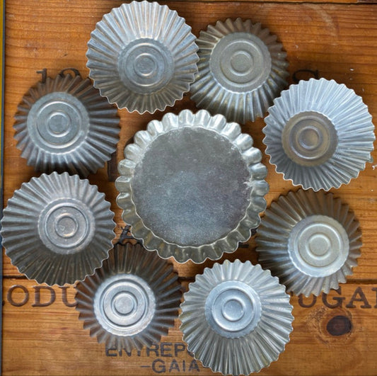 Round steel/tin tart pans / vintage & antique / mini single serving bakeware decor cookie