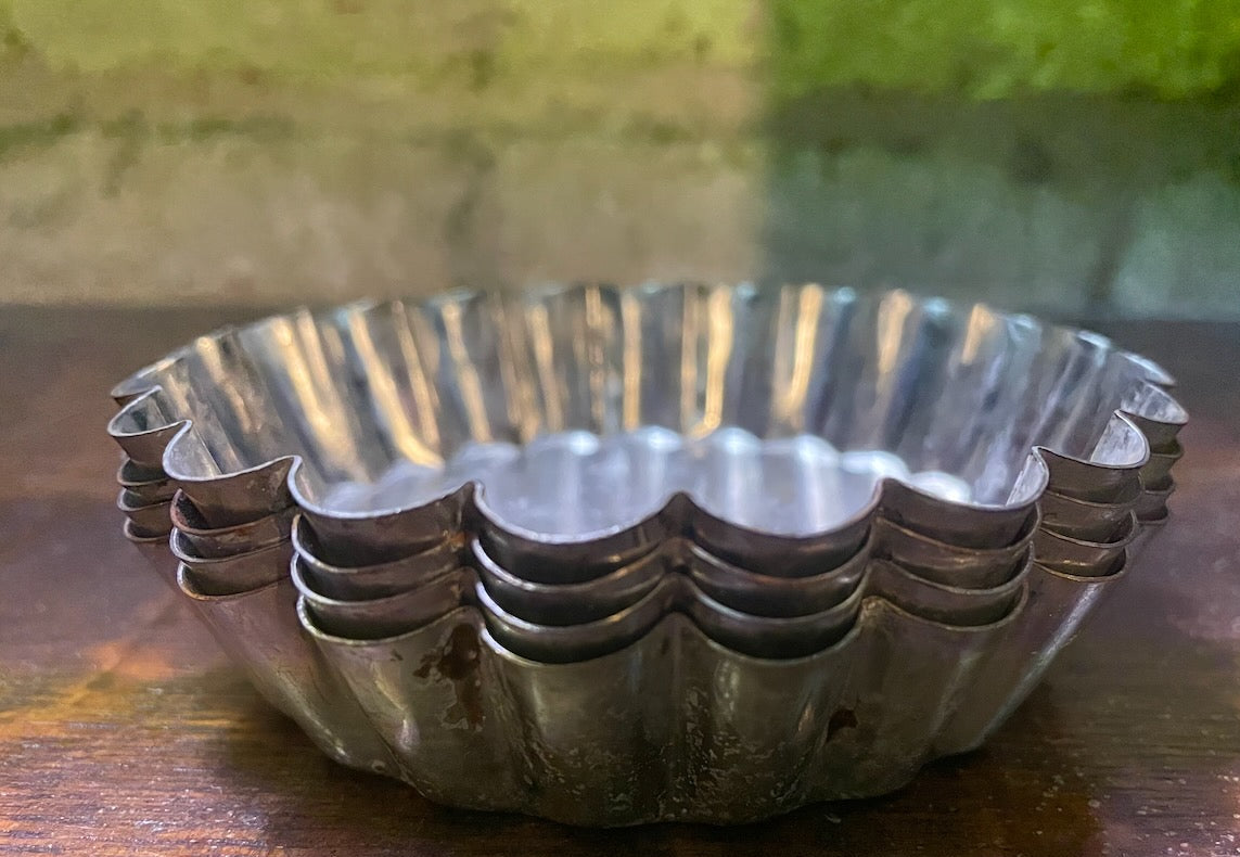Round steel/tin tart pans / vintage & antique / mini single serving bakeware decor cookie