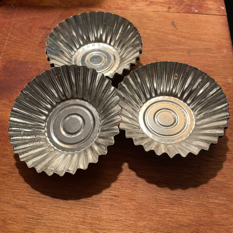 Round steel/tin tart pans / vintage & antique / mini single serving bakeware decor cookie