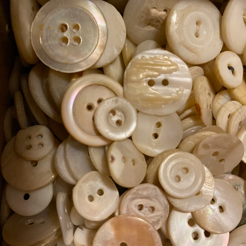 1/8 lb mix of antique buttons / mother of pearl, abalone, shell / flat, hand-carved, opalescent, primitive, rustic