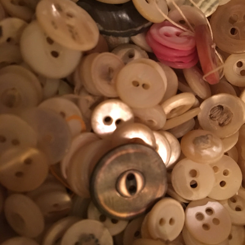 1/8 lb mix of antique buttons / mother of pearl, abalone, shell / flat, hand-carved, opalescent, primitive, rustic