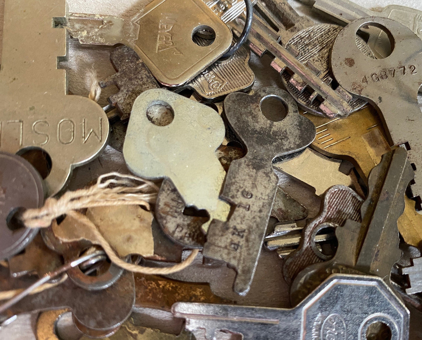 Vintage keys: 1/8 lb crafting and assemblage mix