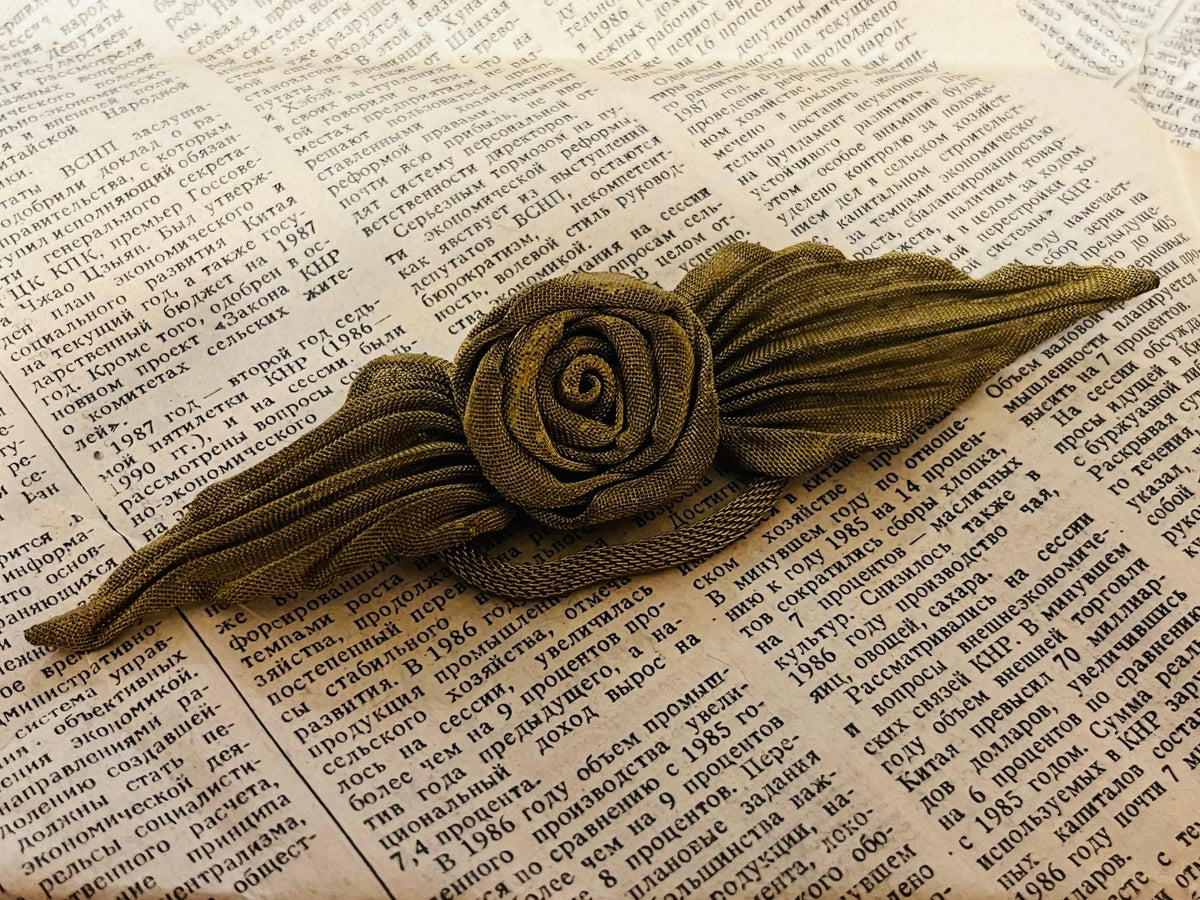 Oversized vintage gold-tone metal mesh rose brooch with sculptural leaves and stem