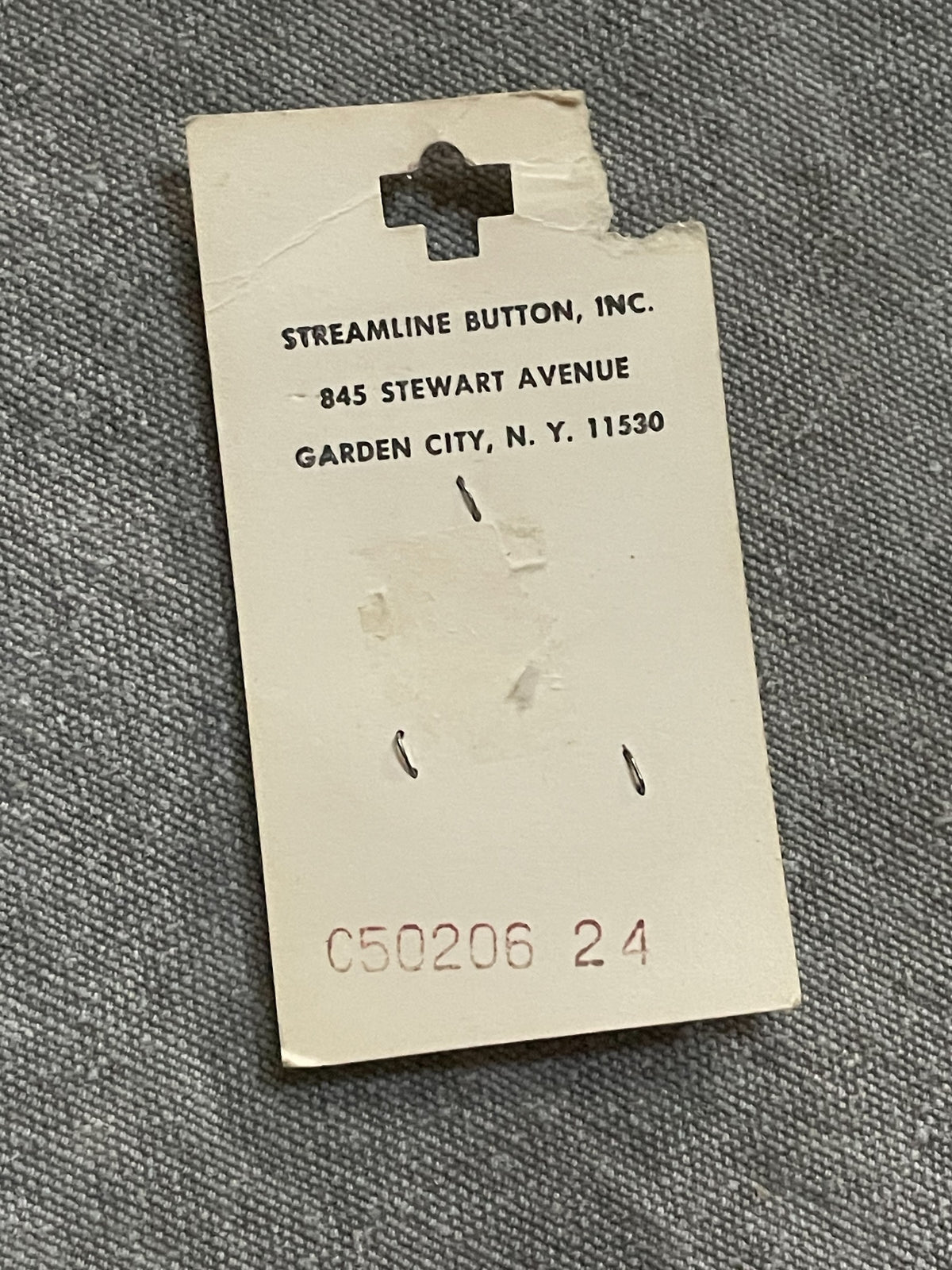 Back of original packaging card for 3 pale pink streamline two-hole sewing buttons, 15.46 mm, nos