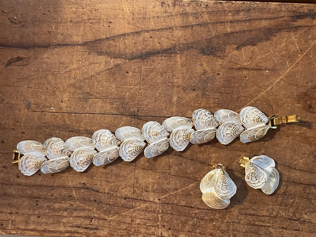 Vintage White Enamel Seashell Bracelet & Matching Clip-On Earrings – Gold Tone Coastal Jewelry Set