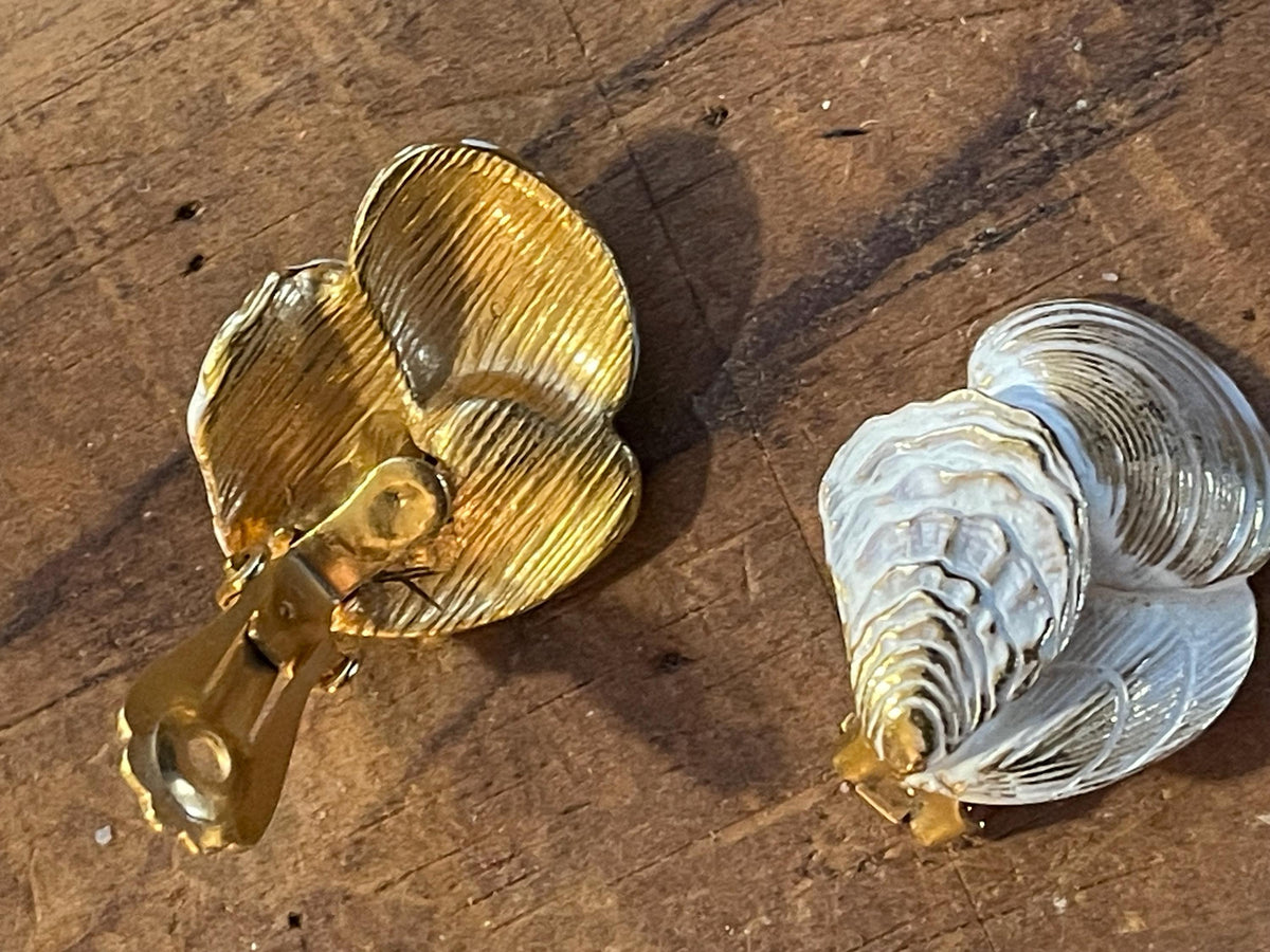 Vintage White Enamel Seashell Bracelet & Matching Clip-On Earrings – Gold Tone Coastal Jewelry Set