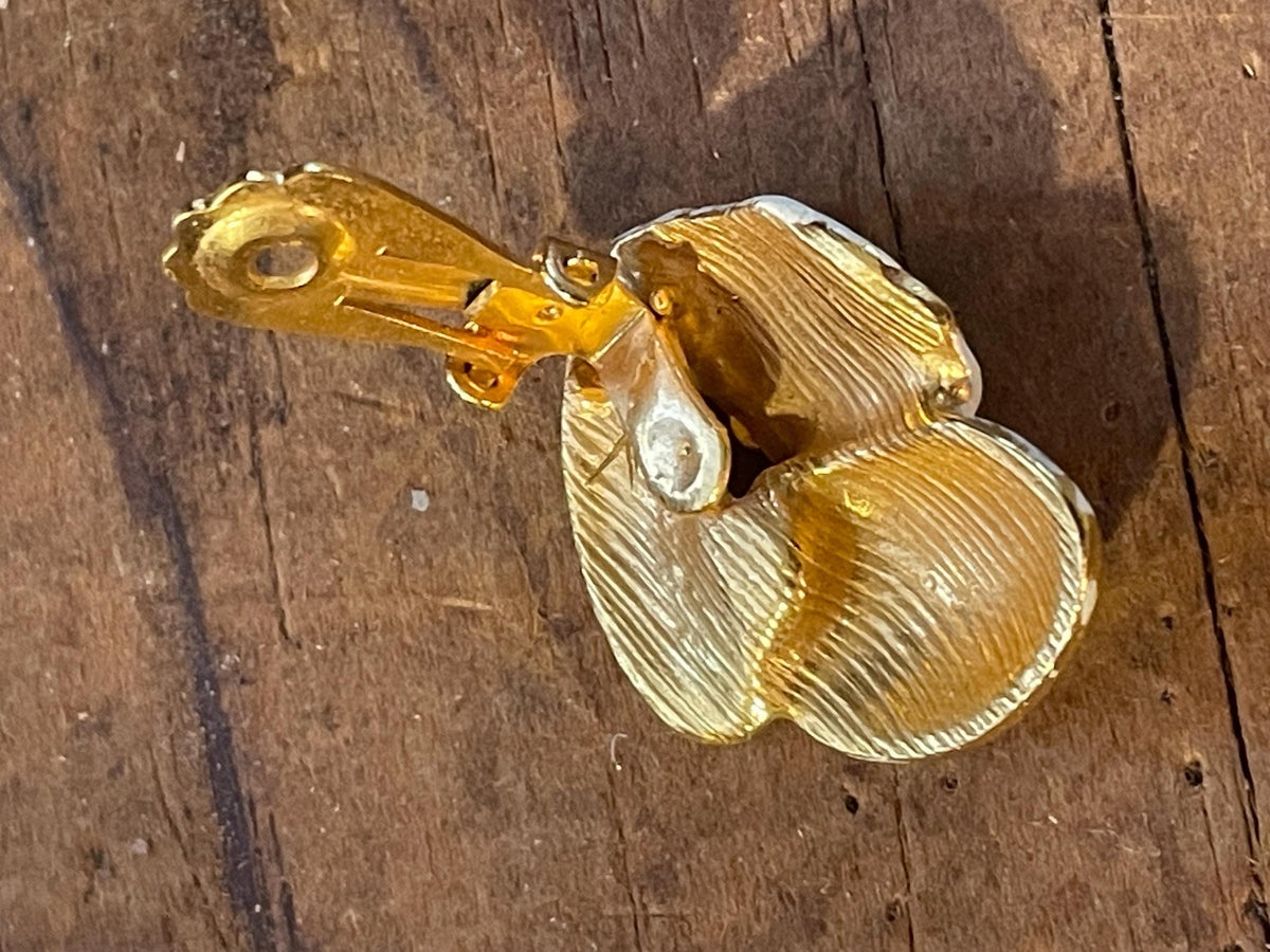 Vintage White Enamel Seashell Bracelet & Matching Clip-On Earrings – Gold Tone Coastal Jewelry Set