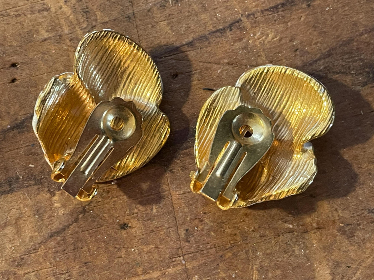 Vintage White Enamel Seashell Bracelet & Matching Clip-On Earrings – Gold Tone Coastal Jewelry Set