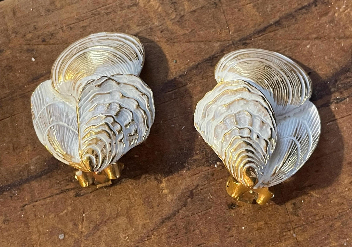 Vintage White Enamel Seashell Bracelet & Matching Clip-On Earrings – Gold Tone Coastal Jewelry Set