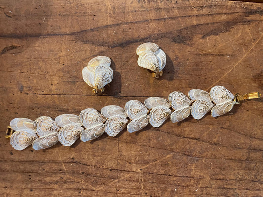 Vintage White Enamel Seashell Bracelet & Matching Clip-On Earrings – Gold Tone Coastal Jewelry Set