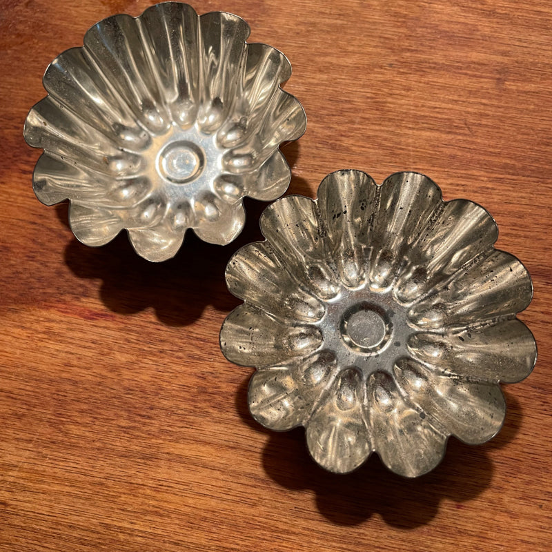 Round steel/tin tart pans / vintage & antique / mini single serving bakeware decor cookie