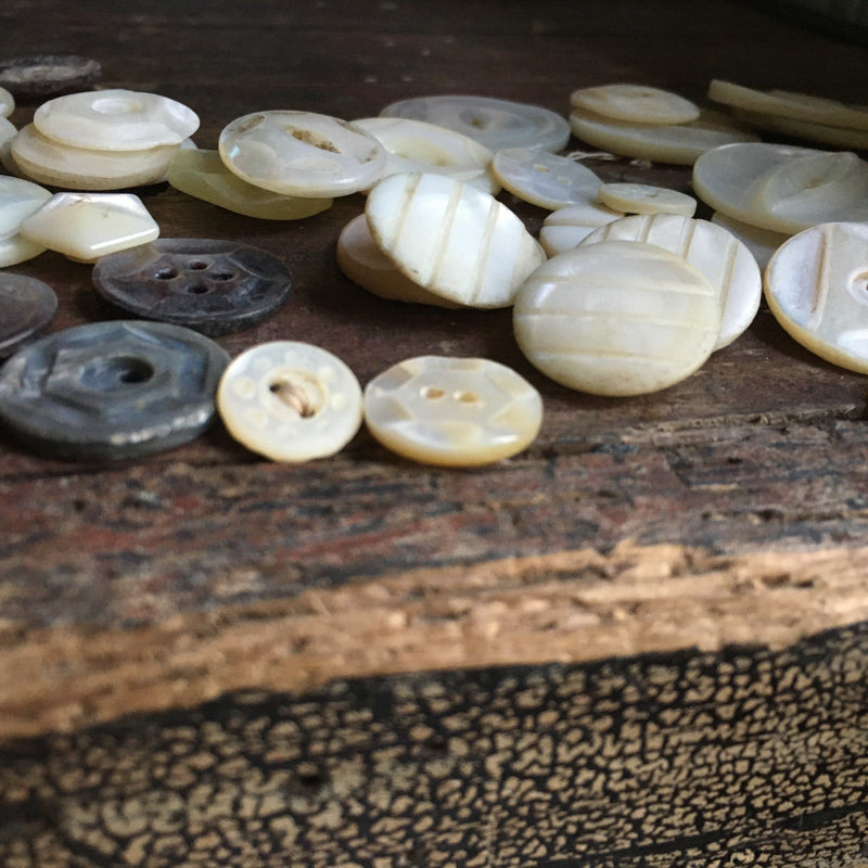 1/8 lb mix of antique buttons / mother of pearl, abalone, shell / flat, hand-carved, opalescent, primitive, rustic