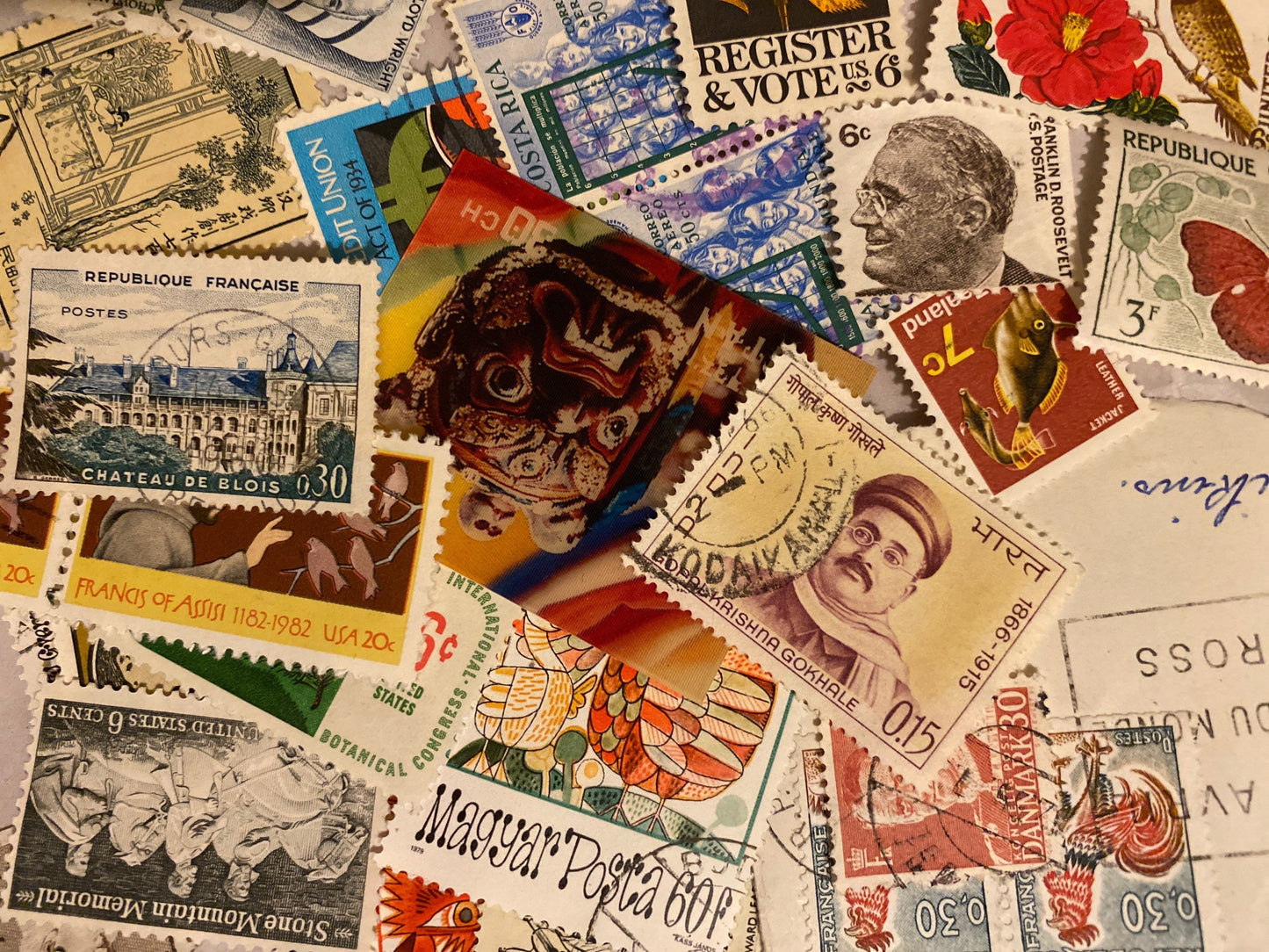 10 gram assortment (+/- 40-50) vintage used postage stamps mix