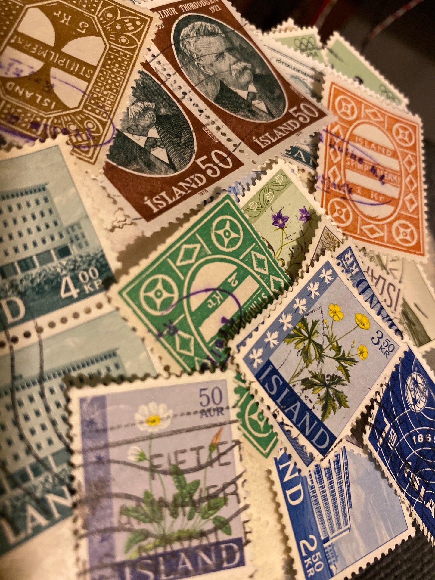 10 gram assortment (+/- 40-50) vintage used postage stamps mix