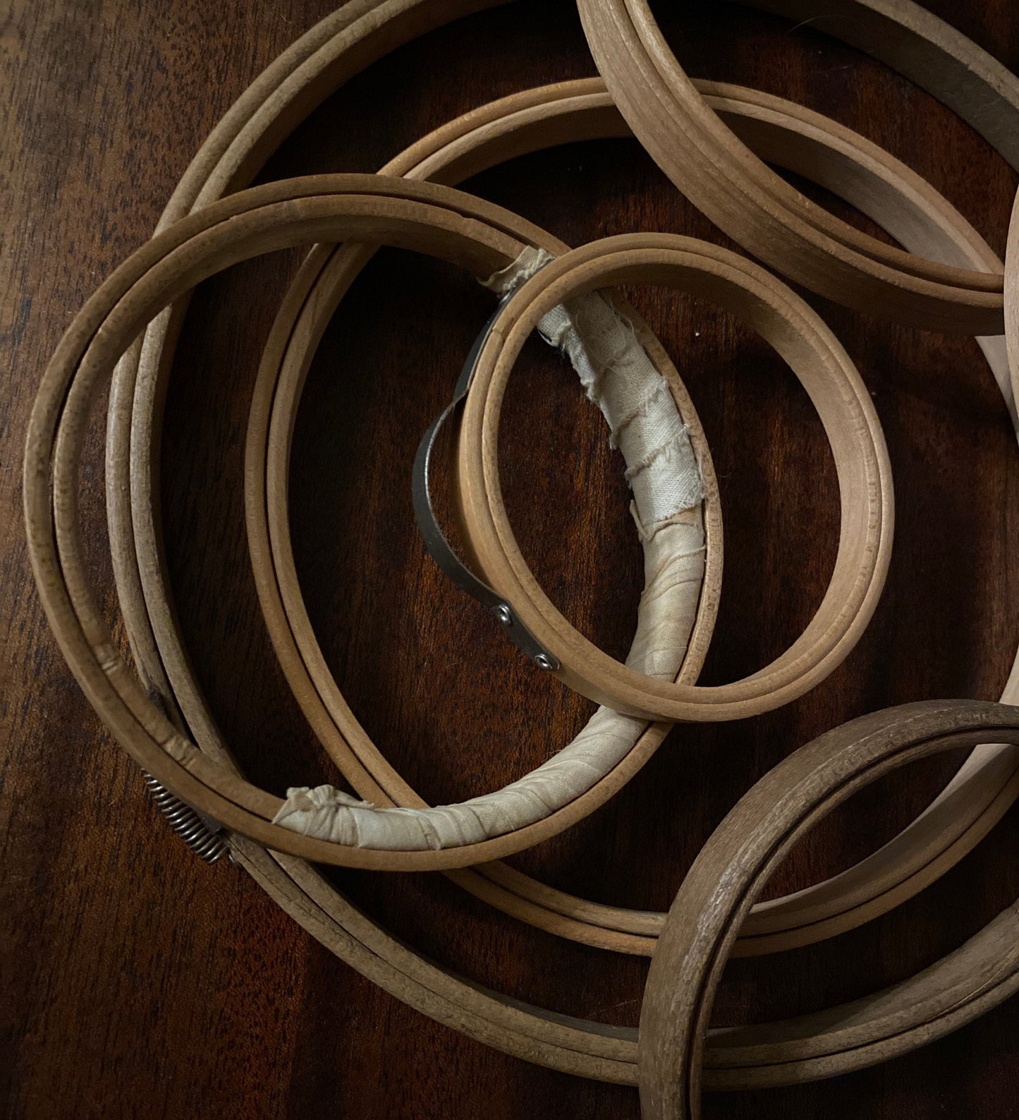 Round Wooden Embroidery Hoop (iron Key), Embroidery Rings, Embroidery Hoop,  Tambour Frame, एम्ब्रायडरी फ्रेम - Craft Store Of India (A Unit Of Tushadi  Enterprises), Bengaluru